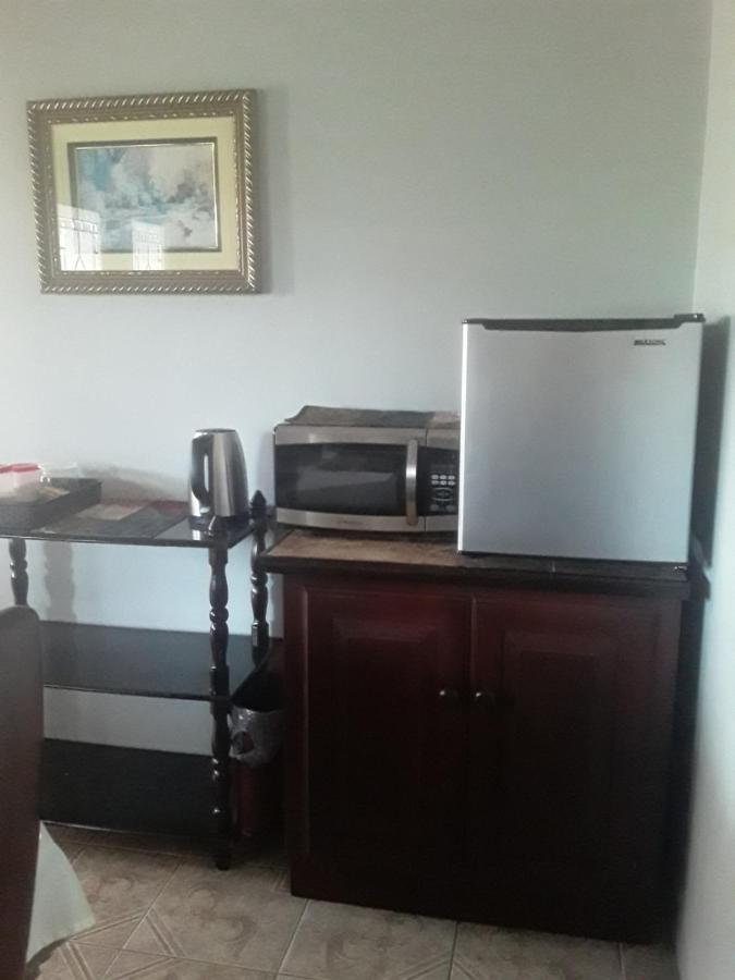 Derick'S Inn Piarco Extérieur photo