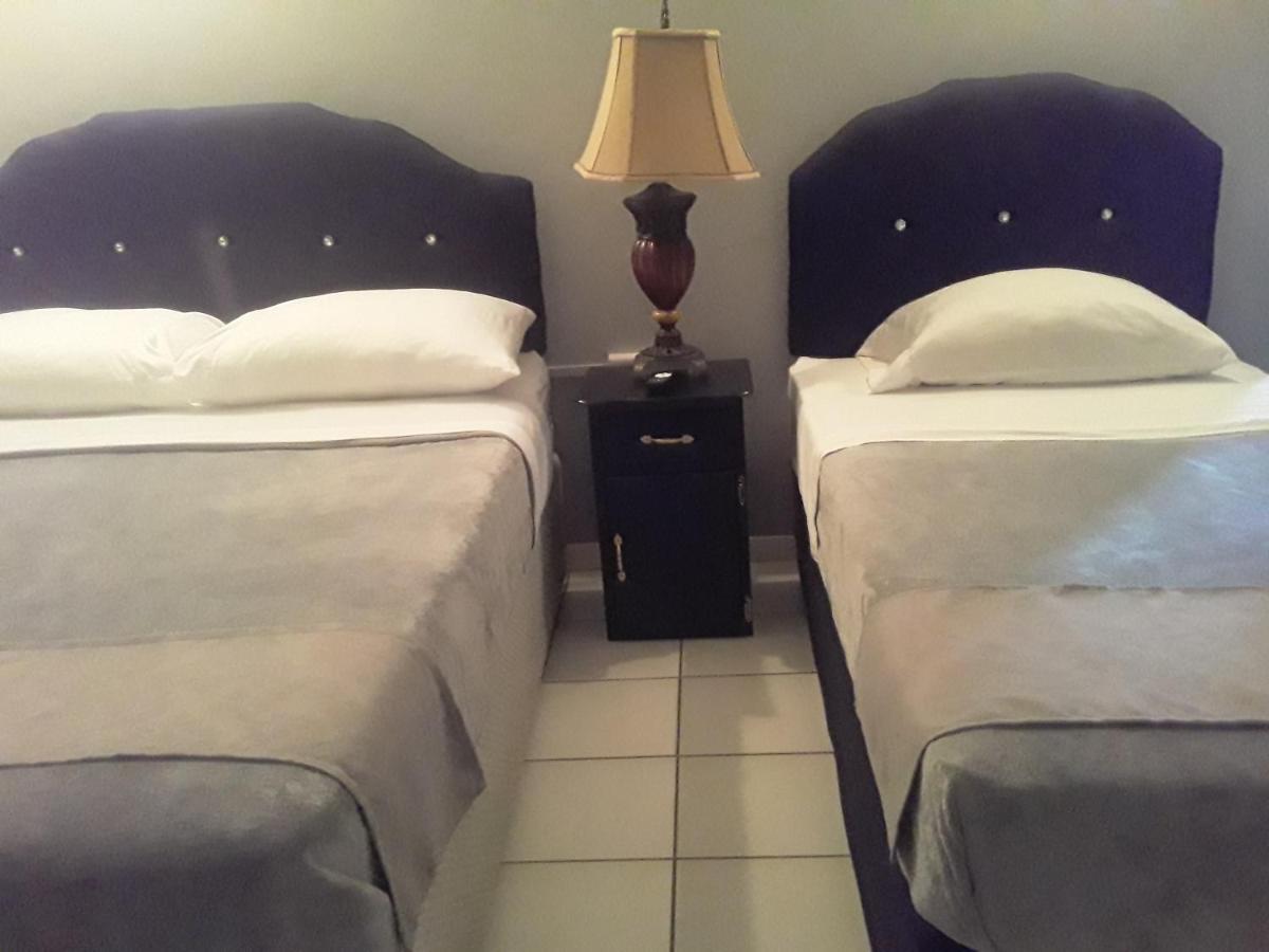 Derick'S Inn Piarco Extérieur photo